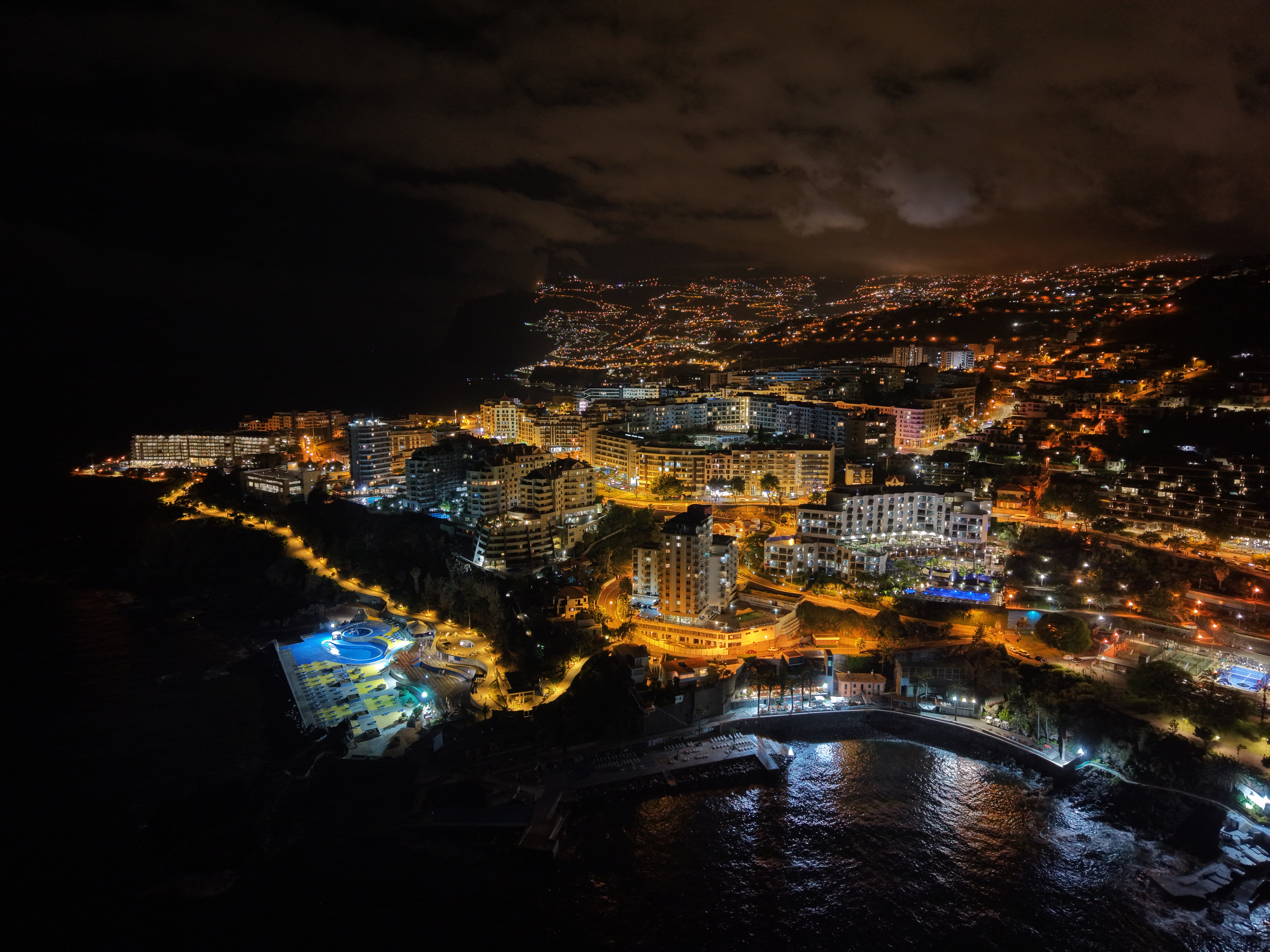 Nocna panorama Funchal na Maderze z drona