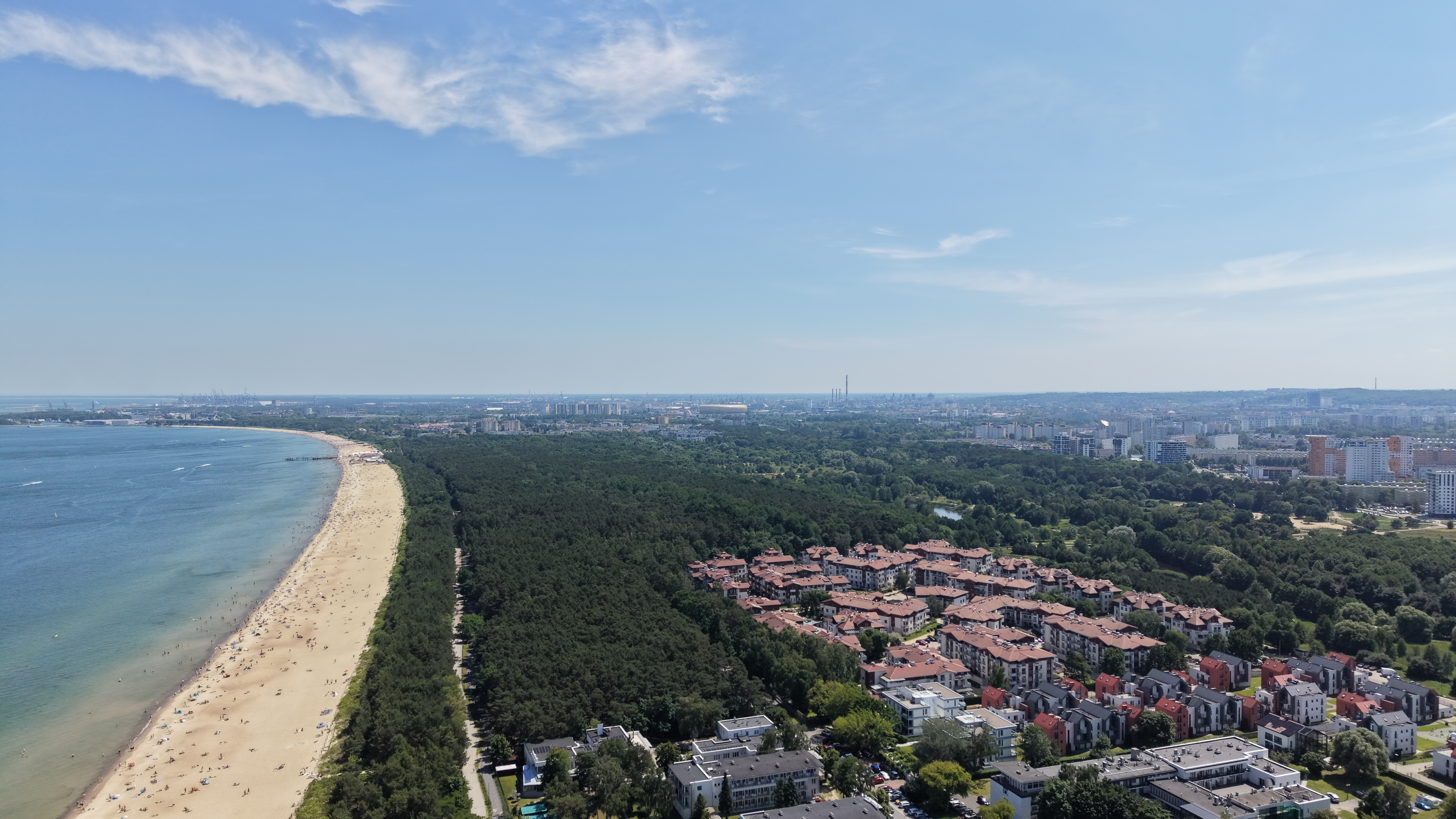 Panorama Gdańska znad plaży z drona